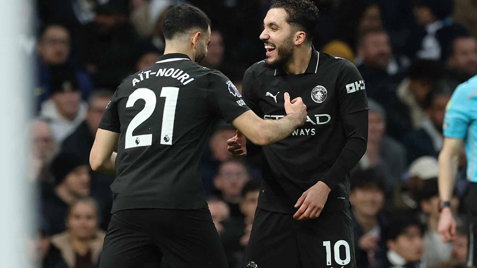 Manchester City'de forma giyen Rayan Cherki, takım arkadaşı Rayan Ait-Nouri ile Tottenham Hotspur maçında atılan bir golü kutlarken.