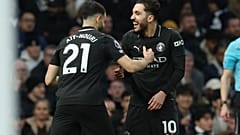 Manchester City'de forma giyen Rayan Cherki, takım arkadaşı Rayan Ait-Nouri ile Tottenham Hotspur maçında atılan bir golü kutlarken.