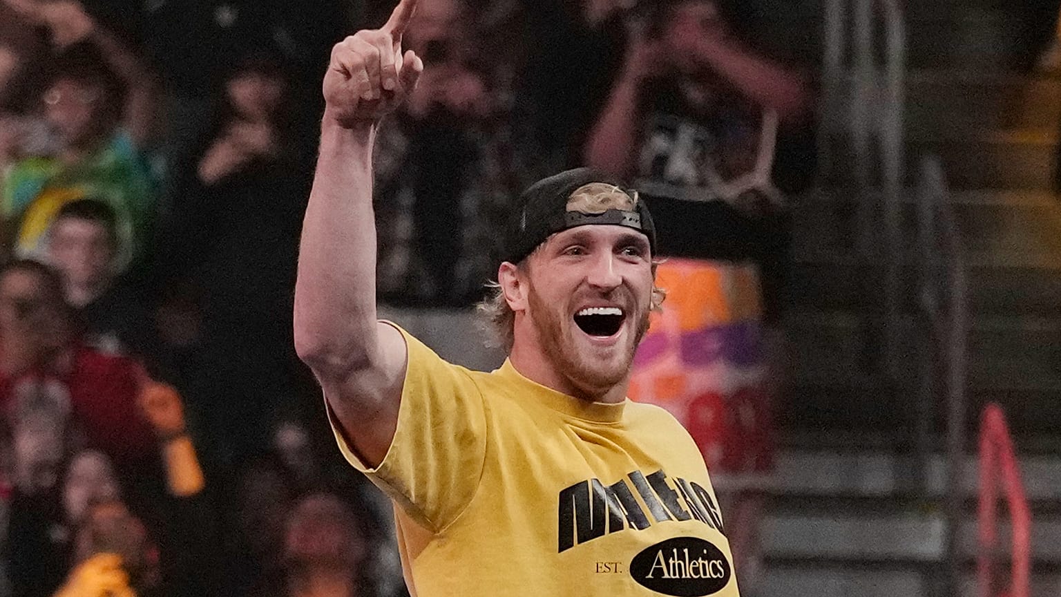 يشجع المشجعون المصارع لوغان بول خلال حدث WWE Monday Night RAW، يوم الاثنين 6 مارس 2023، في مدينة بوسطن. (صورة أسوشيتد برس/تشارلز كروبا)