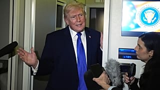 الرئيس دونالد ترامب يتحدث مع الصحفيين على متن طائرة الرئاسة إير فورس وان، يوم الاثنين 16 فبراير 2026، أثناء توجهه من ويست بالم بيتش، فلوريدا، إلى واشنطن. 