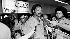 Archiv: Der US-Bürgerrechtler Reverend Jesse Jackson trifft am 30. September 1979 in Kairo zu Gesprächen mit Ägyptens Präsident Anwar Sadat ein.
