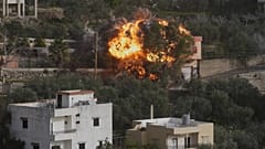 ملف – ألسنة اللهب تتصاعد من مبنى استهدفه غارة جوية إسرائيلية في قرية عين قانا جنوب لبنان، 2 فبراير 2026.
