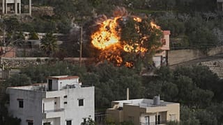 ملف – ألسنة اللهب تتصاعد من مبنى استهدفه غارة جوية إسرائيلية في قرية عين قانا جنوب لبنان، 2 فبراير 2026.