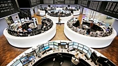 Börsianer arbeiten am Donnerstag an der Börse in Frankfurt, Deutschland,