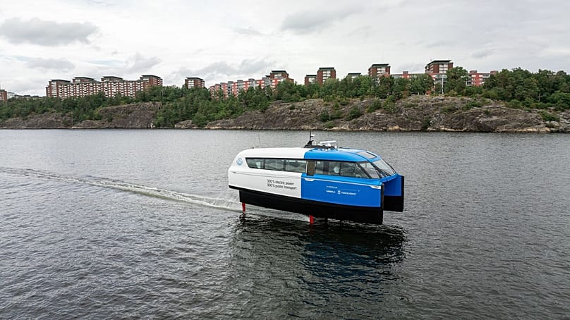 ألواح من ألياف الكربون تحت هيكل القارب ترفعه فوق سطح الماء مع ازدياد السرعة.