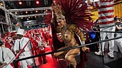 Die „Drum Queen“ Juliana Paes von der Sambaschule Viradouro tritt am Dienstag, dem 17. Februar 2026, im Sambódromo von Rio de Janeiro beim Karneval auf.