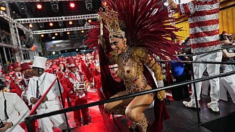 La reina de la batería Juliana Paes, de la escuela de samba Viradouro, actúa durante las celebraciones de Carnaval en el Sambódromo de Río de Janeiro, 17 de febrero de 2026.