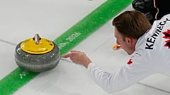 Kanadalı Marc Kennedy, 15 Şubat 2026 Pazar günü İtalya'nın Cortina d'Ampezzo kentinde düzenlenen 2026 Kış Olimpiyatları'nda Çin'e karşı oynanan erkekler curling round robin maçında taşı teslim etti.
