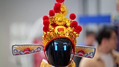 Archivbild: In Peking, China, präsentiert ein humanoider Roboter mit traditionellem Kopfschmuck bei einer Medienvorschau zum Mondneujahr, Februar 2026.