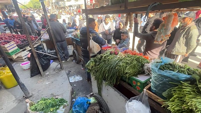 بسطة خضار في سوق شعبية بدير البلح وسط قطاع غزة