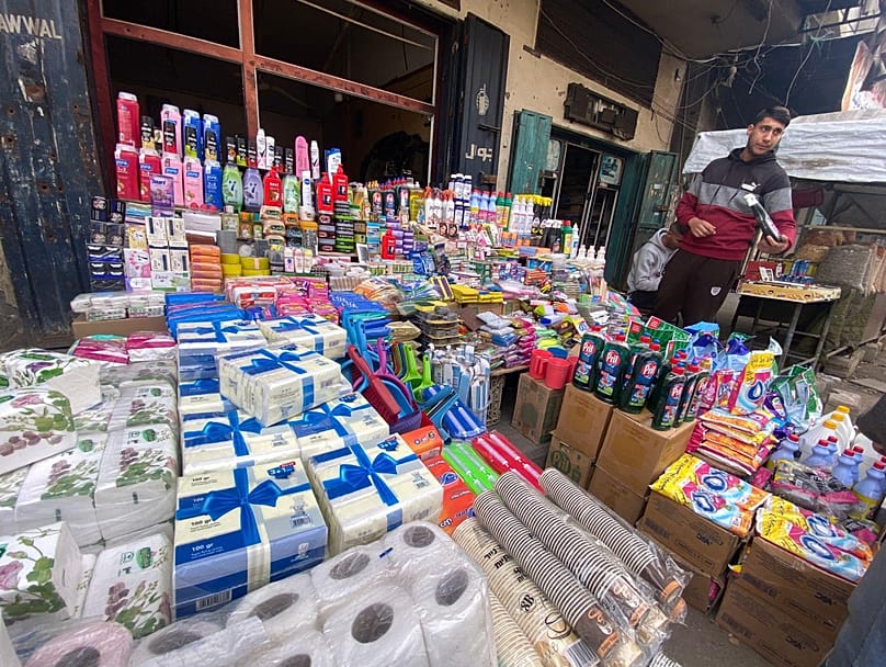 بسطة في سوق شعبي بدير البلح وسط قطاع غزة