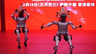 Robots humanoides actúan ante un decorado festivo en una presentación de prensa de una feria robótica previa al Año Nuevo Lunar en Pekín, China, viernes 13 febrero 2026