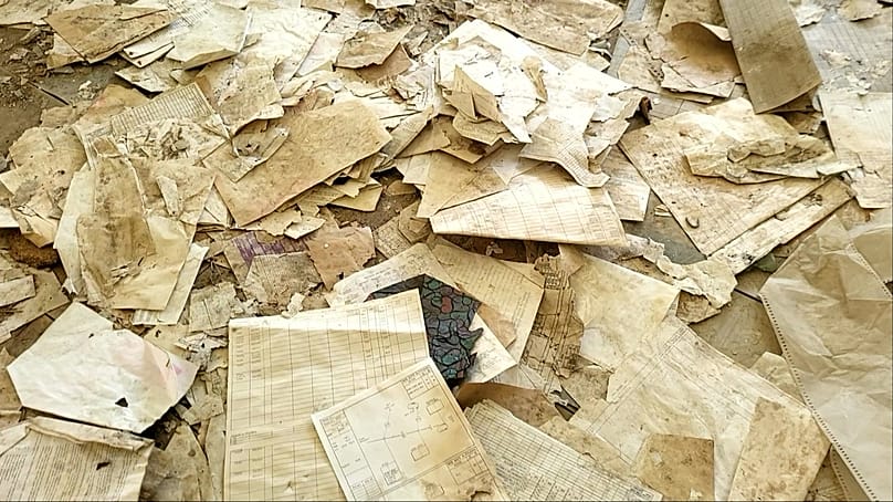 Ιστορικά έγγραφα πεταμένα στην αίθουσα επιχειρήσεων