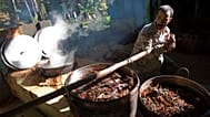 ARCHIVO: Un hombre prepara ayahuasca, un té psicodélico que los vecinos conocen como Santo Daime, en Ceu do Mapia, estado de Amazonas, Brasil.