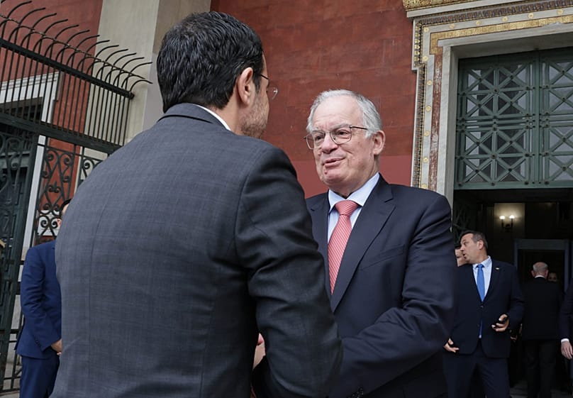 Θερμή χειραψία Τασούλα και Χριστοδουλίδη