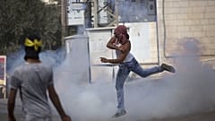 متظاهر فلسطيني خلال مواجهات مع القوات الإسرائيلية في بلدة الرام شمال القدس، بتاريخ 22 أكتوبر 2015.