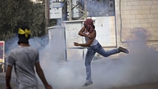 متظاهر فلسطيني خلال مواجهات مع القوات الإسرائيلية في بلدة الرام شمال القدس، بتاريخ 22 أكتوبر 2015.