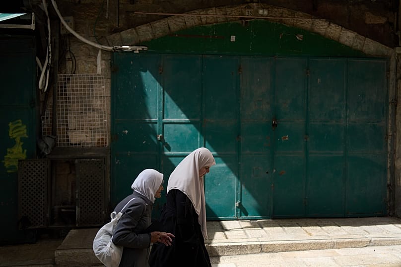 نساء فلسطينيات أمام محال مغلقة خلال إضراب عام في البلدة القديمة بالقدس، بتاريخ 7 أبريل 2025.
