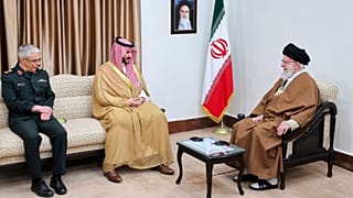 علی خامنه‌ای در تهران در دیدار با خالد بن سلمان، وزیر دفاع عربستان سعودی  در کنار محمدحسین باقری، رئیس ستاد کل نیروهای مسلح ایران در تاریخ ۱۷ آوریل ۲۰۲۵