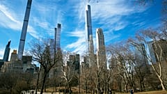 ARCHIVBILD: Von Central Park aus blickt man auf die Luxus-Wohntürme von Billionaire’s Row in Manhattan, New York City, Februar 2022.