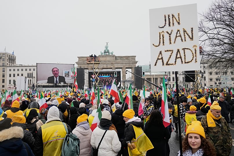 متظاهرون يشاركون في وقفة دعم للاحتجاجات المناهضة للحكومة في إيران، في ألمانيا، السبت 7 فبراير 2026.