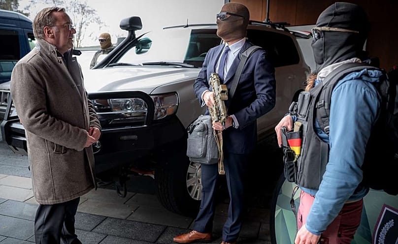 Deutschlands beliebtester Politiker Boris Pistorius im Gespräch mit vermummsten KSK-Soldaten in Calw