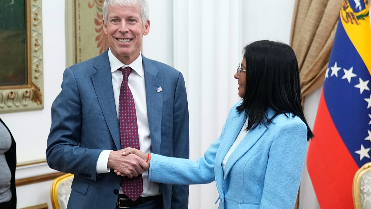Delcy Rodríguez, saluda al secretario de Energía de Estados Unidos, Chris Wright, en el palacio presidencial de Miraflores, en Caracas, Venezuela