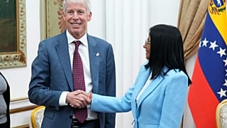 Delcy Rodríguez, saluda al secretario de Energía de Estados Unidos, Chris Wright, en el palacio presidencial de Miraflores, en Caracas, Venezuela