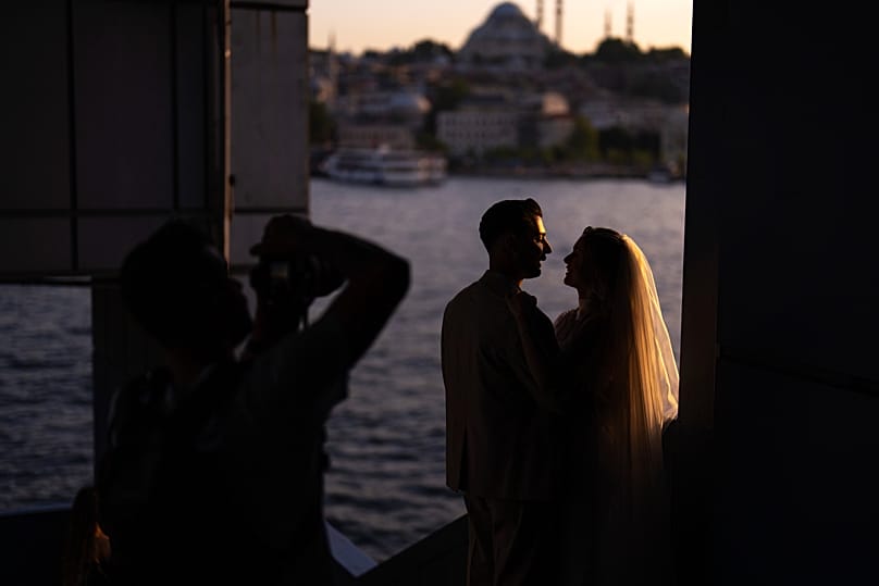 Galata Köprüsü'nde genç bir çift poz veriyor, 3 Haziran 2024.