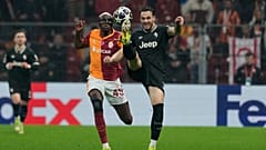 Juventus'tan Federico Gatti ile Galatasaray'dan Victor Osimhen'in ikili mücadelesinden bir görüntü, 17 Şubat 2026