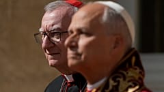 Il segretario di Stato vaticano Pietro Parolin assieme a papa Leone XIV