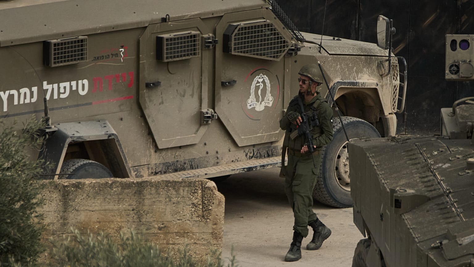 جندي إسرائيلي قرب جنين خلال مداهمة عسكرية، في 17 فبراير 2026.