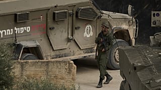 جندي إسرائيلي قرب جنين خلال مداهمة عسكرية، في 17 فبراير 2026.