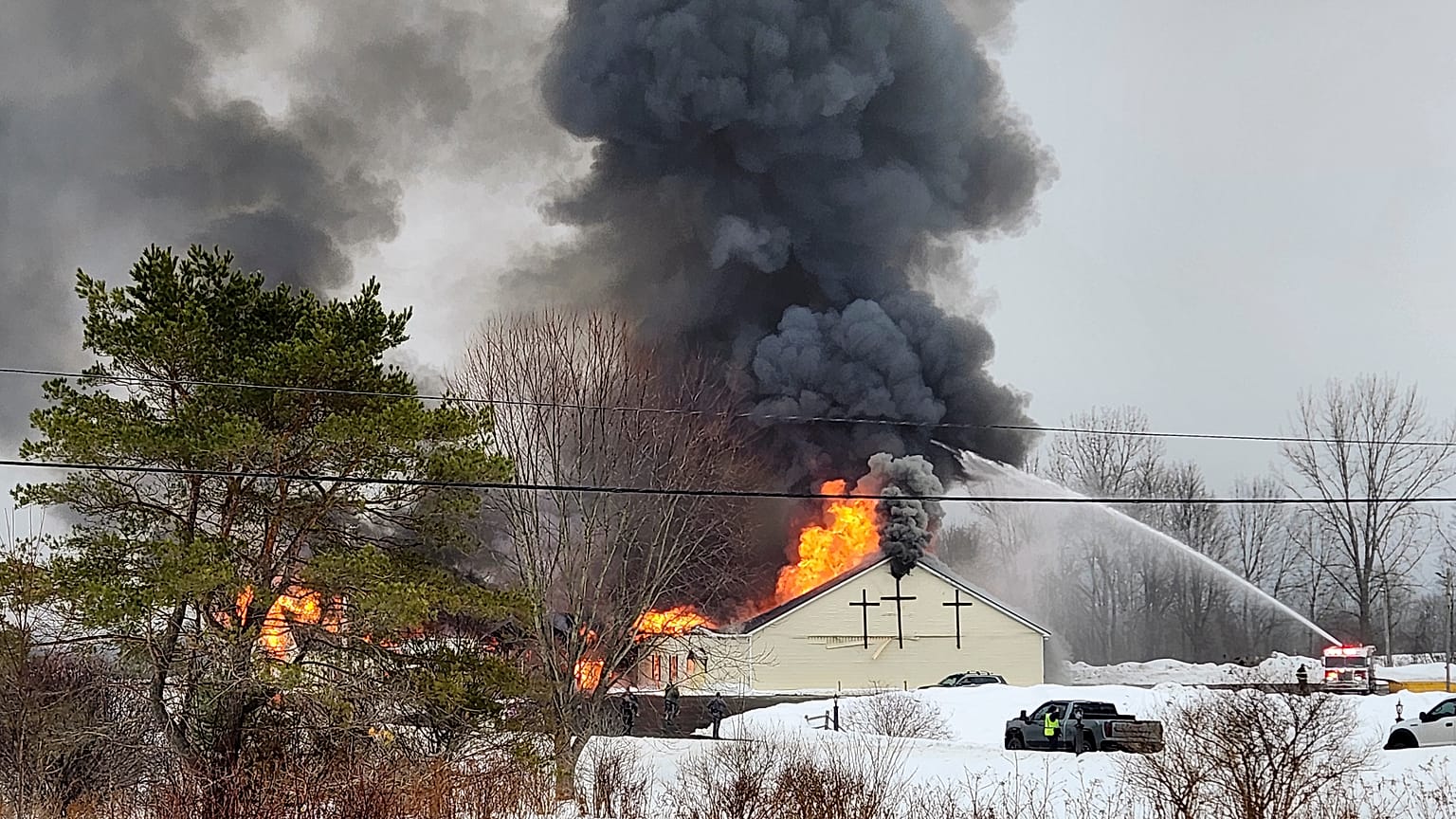 İtfaiyeciler, Abundant Life Fellowship Kilisesi'nde çıkan yangınla mücadele ederken.