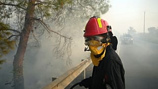 Amerikai tűzoltó munka közben.