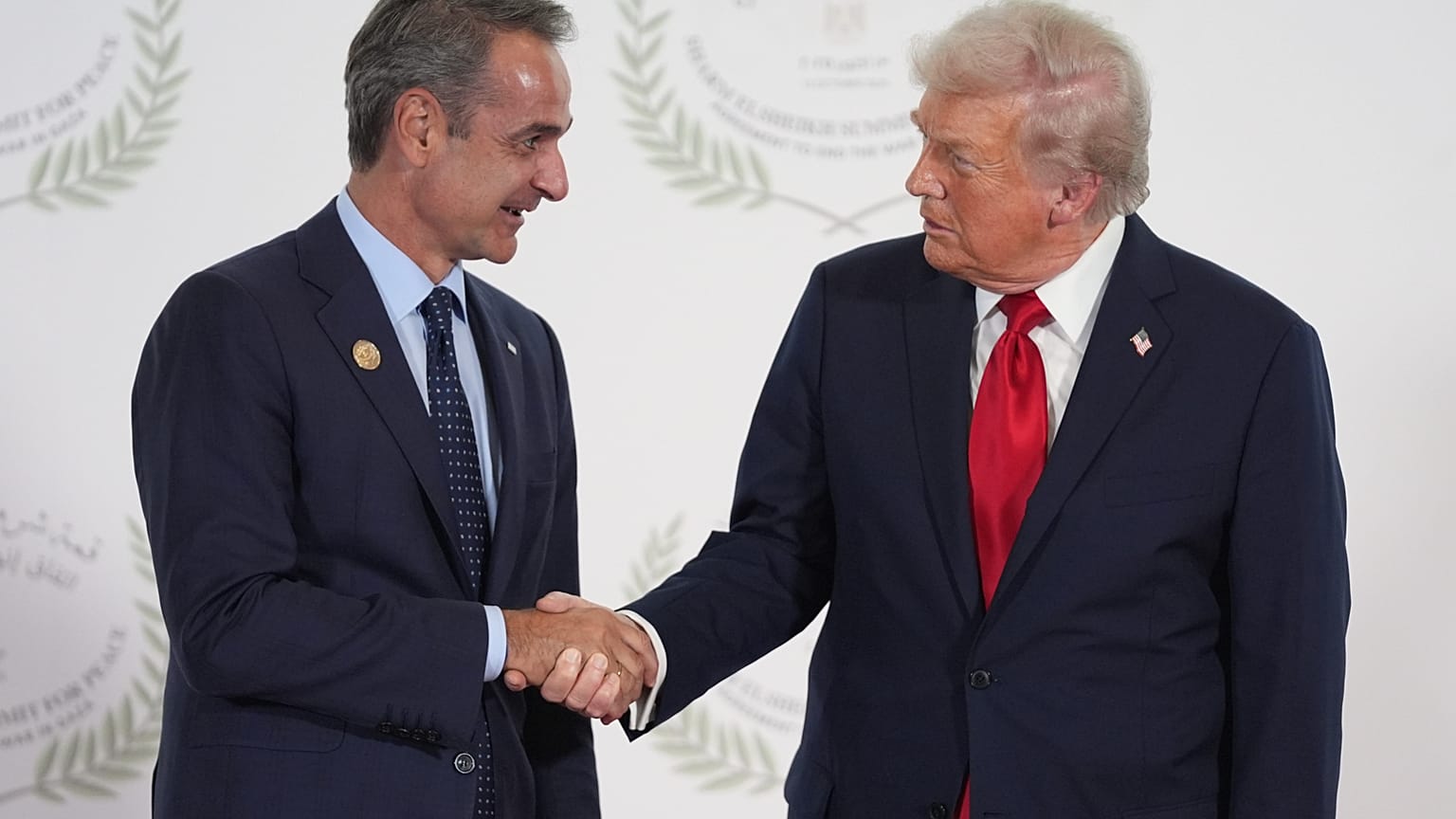 Ντόναλντ Τραμπ και Κυριάκος Μητσοτάκης ανταλάσσουν χειραψία κατά τη διάρκεια της διάσκεψης για τη Γάζα 13 Οκτωβρίου 2025