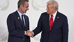 Ντόναλντ Τραμπ και Κυριάκος Μητσοτάκης ανταλάσσουν χειραψία κατά τη διάρκεια της διάσκεψης για τη Γάζα 13 Οκτωβρίου 2025