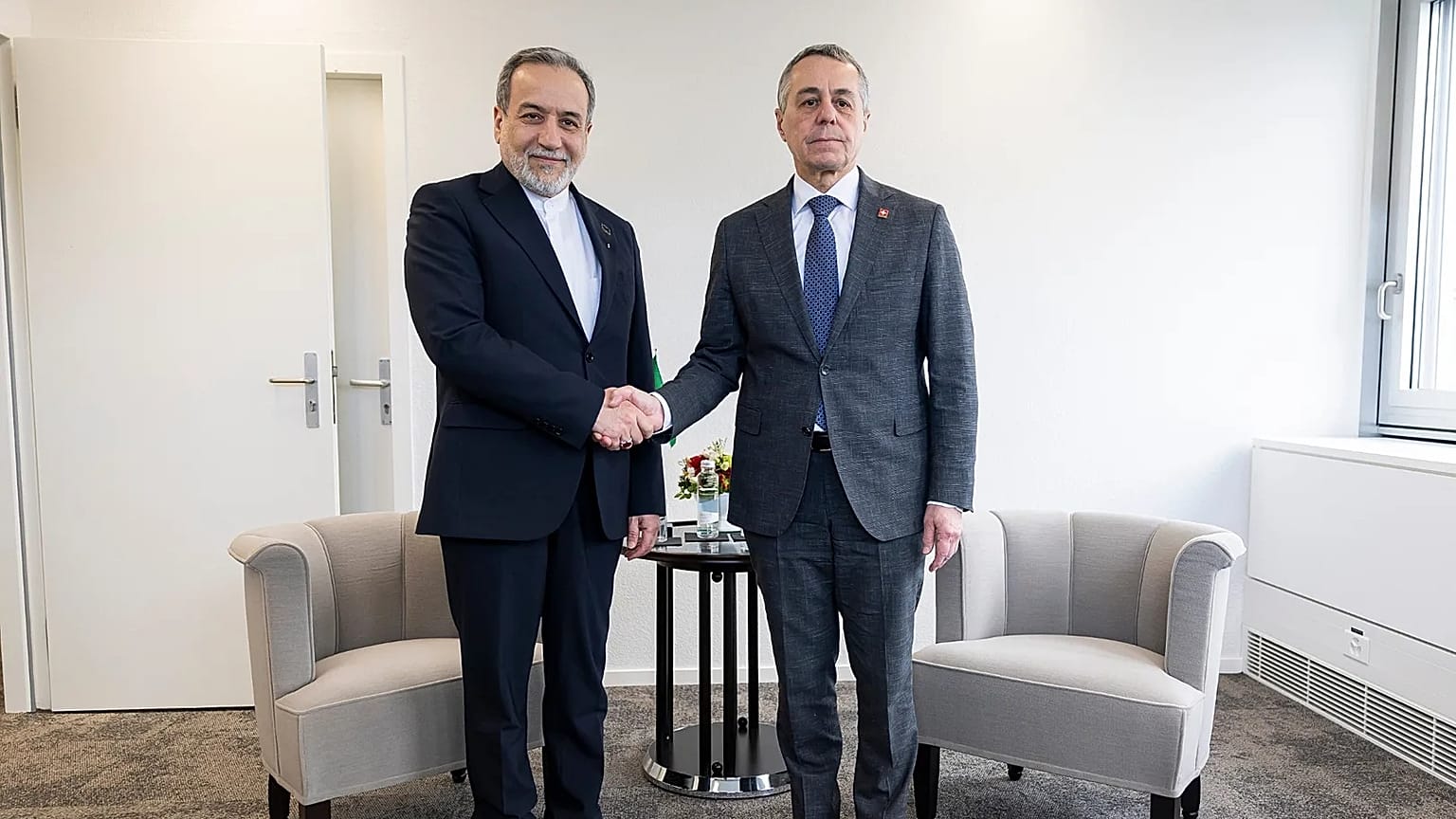 وزير الخارجية السويسري إينياتسيو كاسيس يصافح نظيره الإيراني عباس عراقجي خلال اجتماع ثنائي في جنيف، سويسرا، 17 فبراير/شباط 2026.