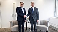وزير الخارجية السويسري إينياتسيو كاسيس يصافح نظيره الإيراني عباس عراقجي خلال اجتماع ثنائي في جنيف، سويسرا، 17 فبراير/شباط 2026.