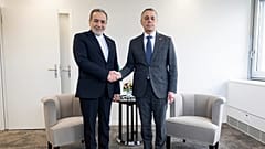 وزير الخارجية السويسري إينياتسيو كاسيس يصافح نظيره الإيراني عباس عراقجي خلال اجتماع ثنائي في جنيف، سويسرا، 17 فبراير/شباط 2026.