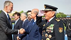 José Ángel González, en el extremo derecho, saluda a Felipe VI en la XXXVIII Promoción de la Escala Básica de la Policía Nacional