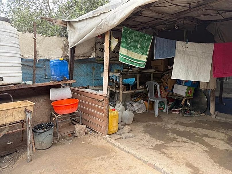 مساحة ضيقة داخل خيمة تؤوي عائلة نازحة تتكدّس فيها الأواني والمقتنيات