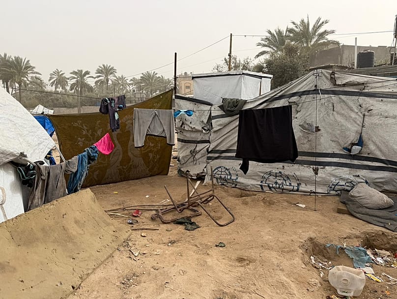 خيام متلاصقة في ساحة مكشوفة تتدلّى بينها الملابس