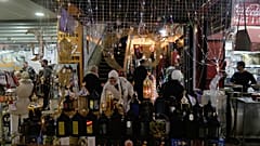 Eine Palästinenserin kauft in Nablus im Westjordanland Lichter für den Fastenmonat Ramadan; aufgenommen am Dienstag, 17. Februar 2026.
