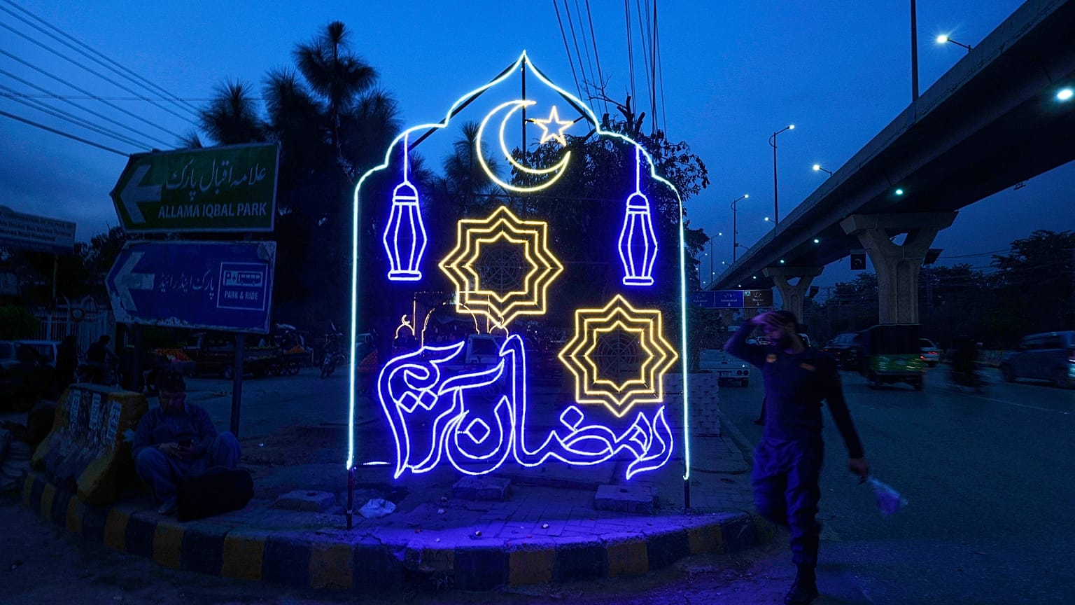 زينة مضيئة لشهر رمضان في روالبندي، باكستان، الثلاثاء 17 فبراير 2026.