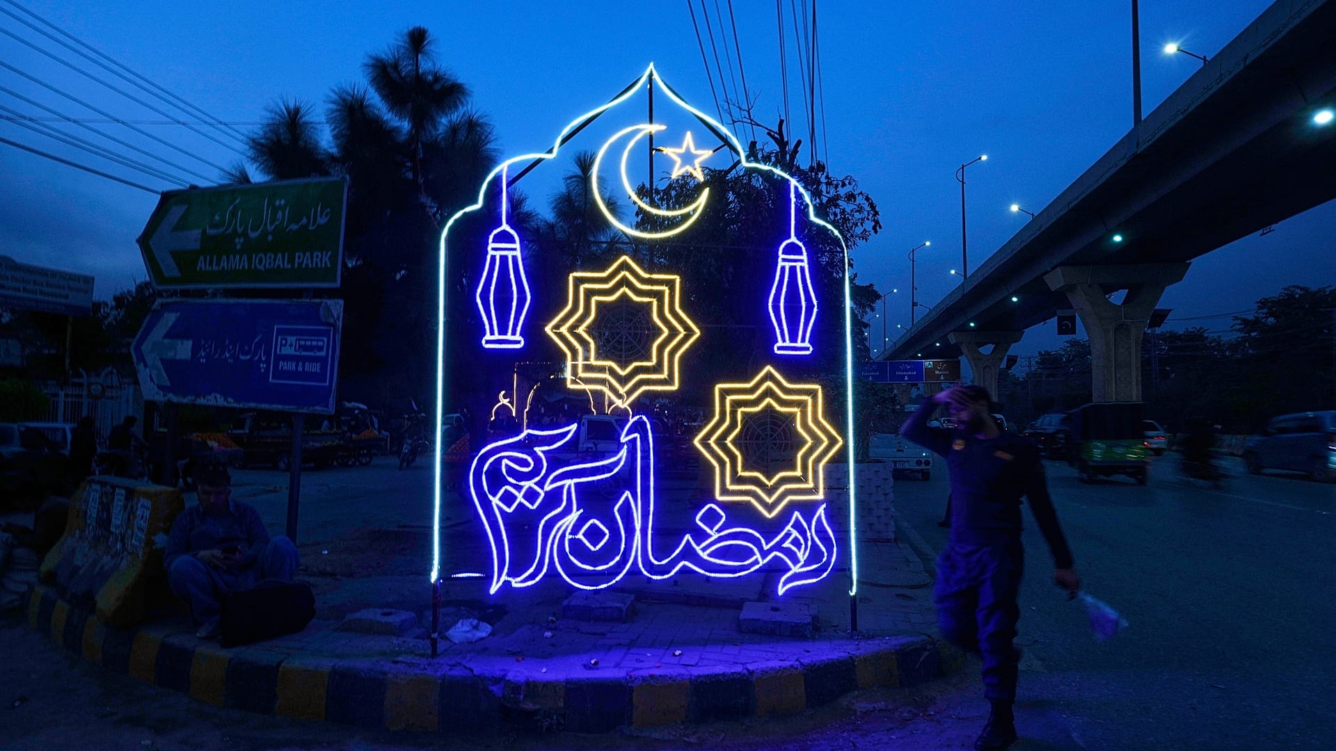 زينة مضيئة لشهر رمضان في روالبندي، باكستان، الثلاثاء 17 فبراير 2026.