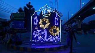 زينة مضيئة لشهر رمضان في روالبندي، باكستان، الثلاثاء 17 فبراير 2026.