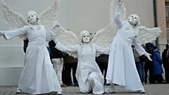 In Cortina d'Ampezzo endete der Karneval mit Straßenshows von Silence Teatro. Es war der Faschingsdienstag vor Beginn der Fastenzeit.