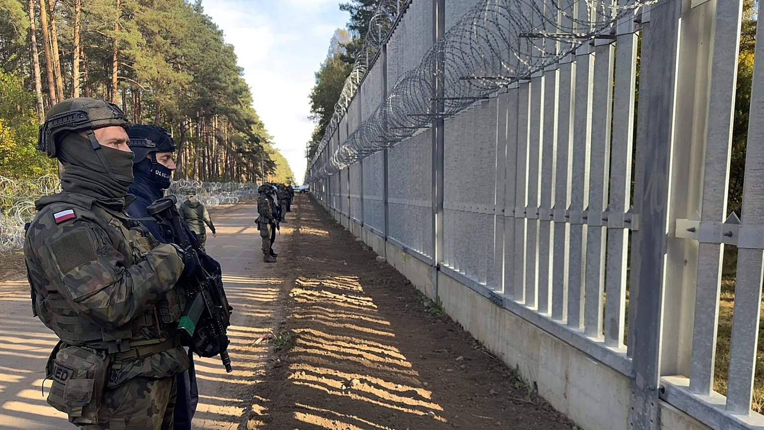 Truppen bewachen die polnische Seite der Grenze zu Belarus in der Nähe von Pieszczatka, Oktober 2025.