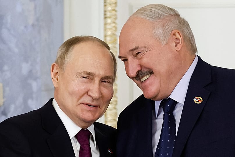 ARCHIVO - El presidente ruso Vladímir Putin, y el presidente bielorruso Alexander Lukashenko se dan la mano durante una reunión en San Petersburgo, Rusia, 29 de enero de 2024.